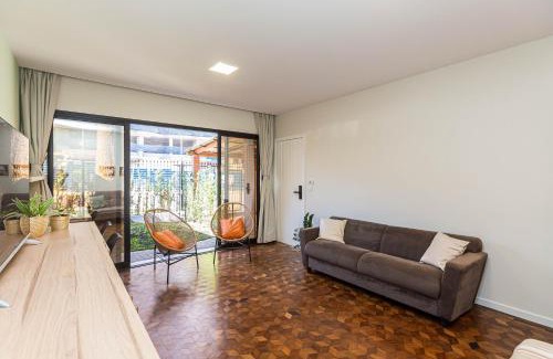 Cristo Rei House | Bohemian Retreat with Child-Friendly Amenities Near Botânico
