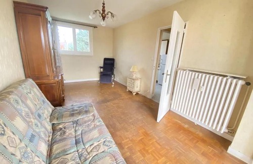 Chenove House | Family-Friendly Retreat with Two Rooms in Chenôve