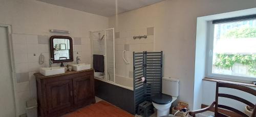 La Possonniere House | Cozy Room in Character Home - Family-Friendly Retreat
