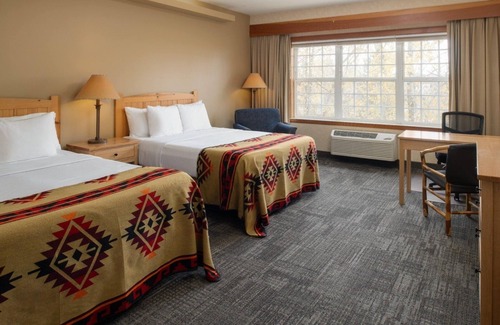 Vancouver Hotel | 2 Charming Lodge-Style Rooms w/Heated Pool & Courteous Staff