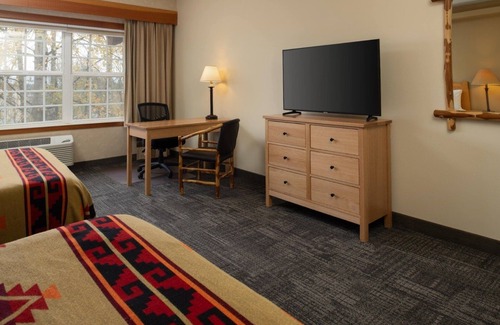 Vancouver Hotel | 2 Charming Lodge-Style Rooms w/Heated Pool & Courteous Staff