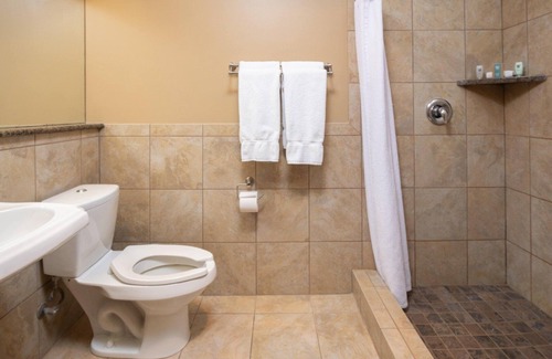 Vancouver Hotel | 2 Charming Lodge-Style Rooms w/Heated Pool & Courteous Staff