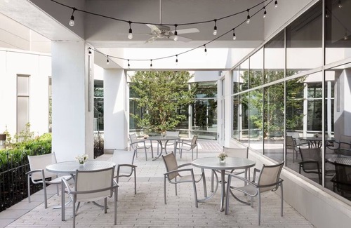 Iselin House | Stylish Accommodations with Restaurant & Metro Access