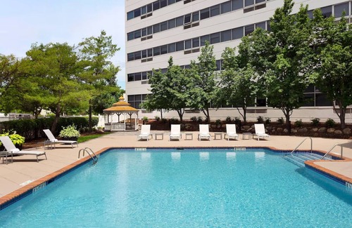 Iselin House | Stylish Accommodations with Restaurant & Metro Access