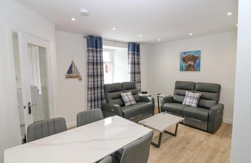 Sandhaven House | Pet-Friendly Retreat at 2 College Bounds - A Family Haven