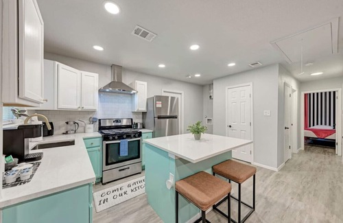 Johnston Terrace House | 2 Combined Homes - 2 Private Pools - 16 Guests