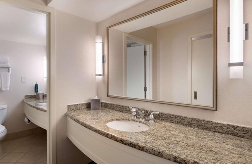 Crystal City Hotel | Connected Suites with Restaurant and Family Amenities