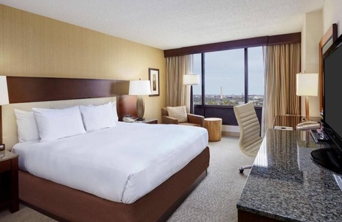 Crystal City Hotel | Connected Suites with Restaurant and Family Amenities