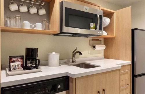University Apartment | Family-Friendly 2 Connecting Suites with Pool Access
