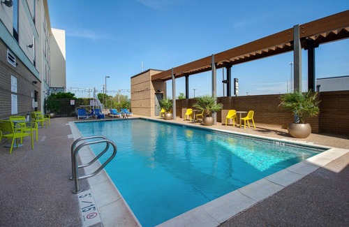 University Apartment | Family-Friendly 2 Connecting Suites with Pool Access