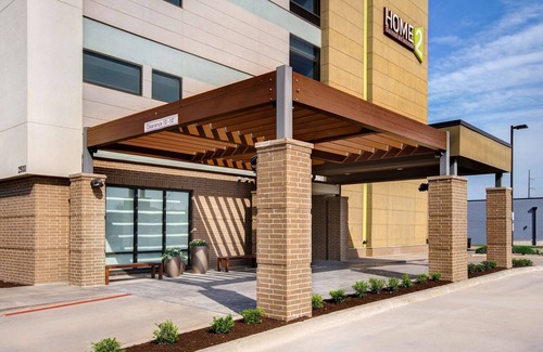 University Apartment | Family-Friendly 2 Connecting Suites with Pool Access