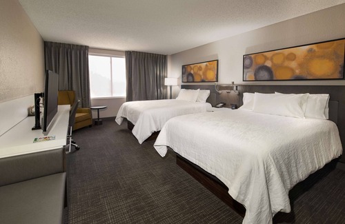 Las Colinas Hotel | Spacious 2 Connecting Suites with Pool and Kitchen Access