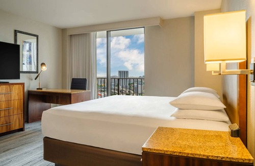 Downtown Miami Hotel | Convenient 2 Connecting Suites with Pool & Kitchen Access