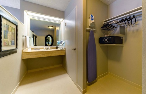 Downtown Miami Hotel | Convenient 2 Connecting Suites with Pool & Kitchen Access