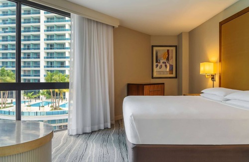 Downtown Miami Hotel | Convenient 2 Connecting Suites with Pool & Kitchen Access