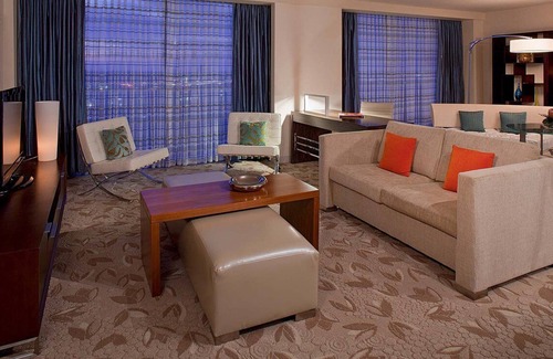 Lake Buena Vista Hotel | Inviting 2 Connecting Suites with Pool and Kitchen Access