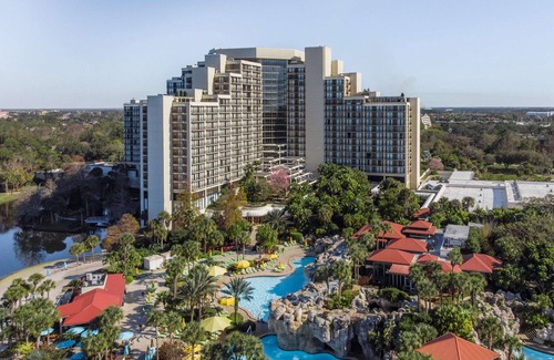 Lake Buena Vista Hotel | Inviting 2 Connecting Suites with Pool and Kitchen Access