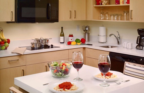 Somerset Hotel | 2 Convenient Rooms, Seasonal Swimming Pool, Full Kitchen!