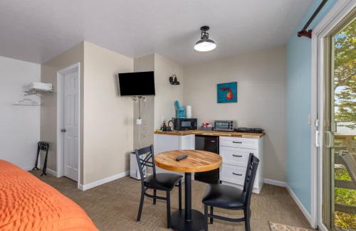 Lake City Hotel | 2 Cozy Combined Family Studios