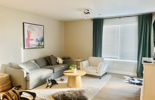 Stonegate House | Guest Rated: 10/10 Cozy Rooms Near Red Rocks & Denver!