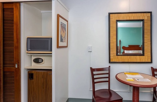 Ala Moana House | Relaxing Retreat: Two Double Rooms at Pagoda Hotel