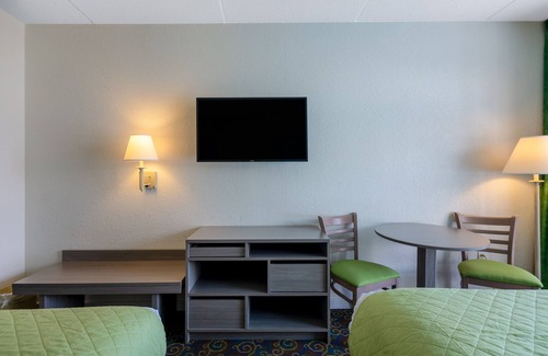 Kill Devil Hills Hotel | Comfortable Pool View Guestroom with 2 Double Beds