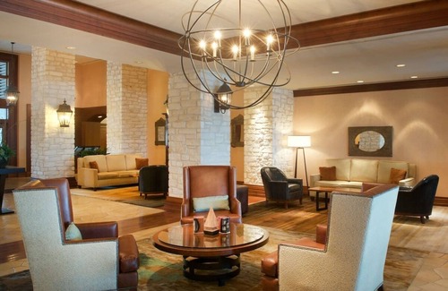 Lakeway Hotel | Lakeview Double Queen Units with Outdoor Pool & Breakfast