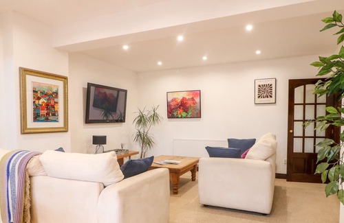 Rocester Cottage | Family-Friendly 2 Dove Cottage with Garden in Rocester
