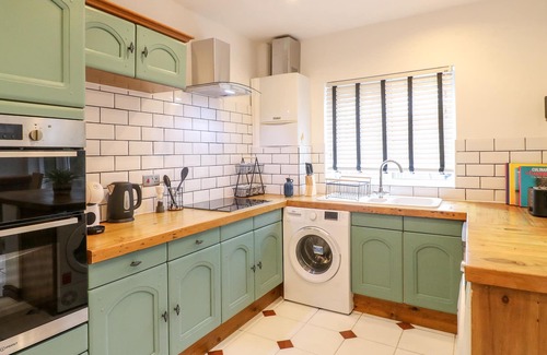 Rocester Cottage | Family-Friendly 2 Dove Cottage with Garden in Rocester