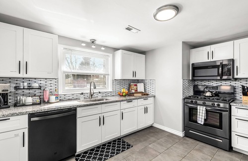 Shelby Township House | Cozy 2 BR Flat in Prime Location | Guest Rated 10/10