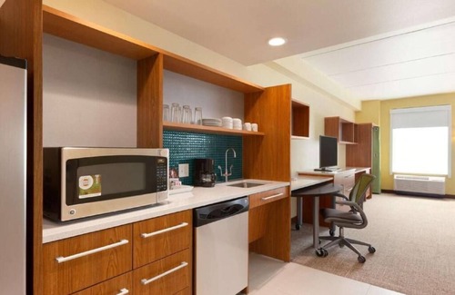 Newtonville Hotel | Family-Friendly Units with Free Breakfast and Pet Amenities