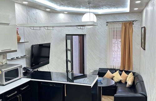 Kentron House | Cozy Guest House Steps from Lover's Park with Spa & Breakfast