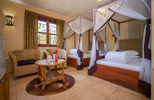 Jinja Hotel | Family-Friendly 2 Friends Guest House with Pool & Dining