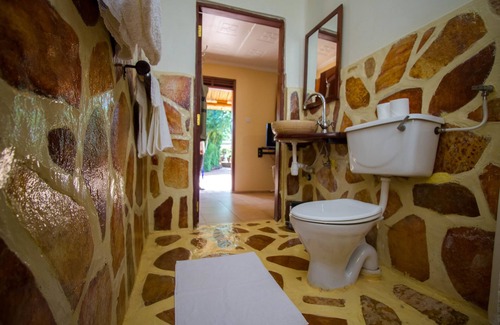 Jinja Hotel | Family-Friendly 2 Friends Guest House with Pool & Dining