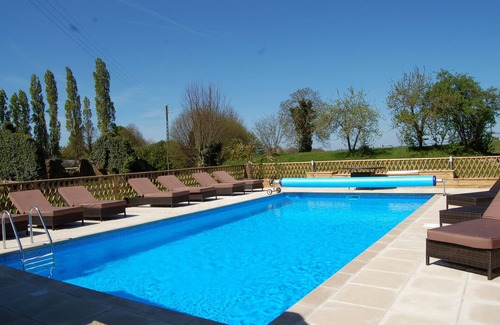 Argouges House | Gîte Bijoux: Relaxing Retreat with Pool near Mont Saint Michel