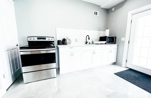 Niagara Falls House | Unforgettable Stay at The Ashland Manor with Lake Views