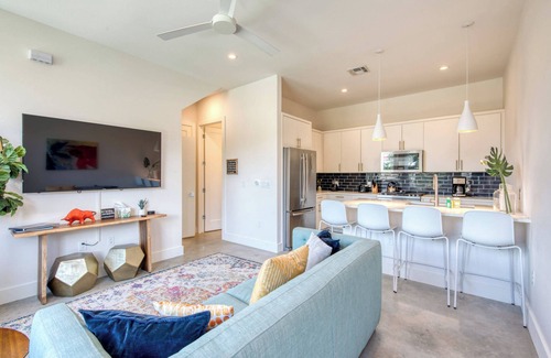 Galindo House | Inviting Austin Retreat with Breakfast and Family Amenities