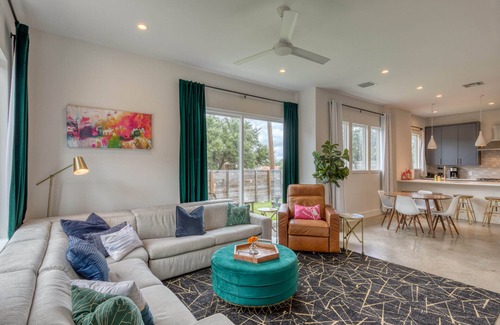 Galindo House | Inviting Austin Retreat with Breakfast and Family Amenities