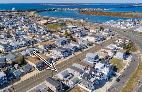 Seaside Heights Apartment | 2 houses sleeps 10 - 2 blocks to the beach boardwalk and dinning