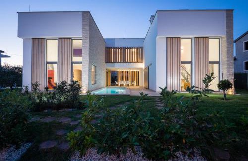 Fiorini Villa | Experience Comfort at 2 In 1: Family-Friendly Pool Retreat