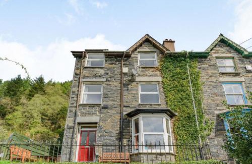 Corris Apartment | Discover 2 Isygraig: Pet-Friendly Retreat with Great Reviews