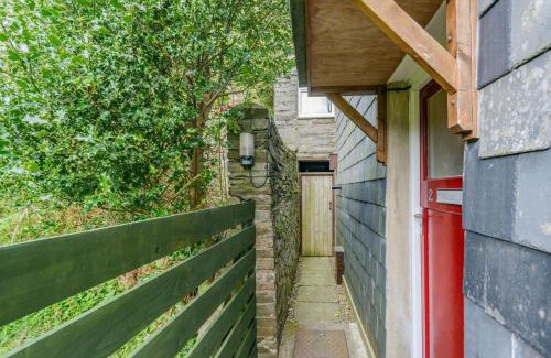 Corris Apartment | Discover 2 Isygraig: Pet-Friendly Retreat with Great Reviews