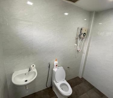 Ulu Tiram House | Unique JB Adda Daya Setia Eco Austin with BBQ & Karaoke