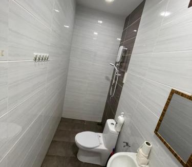 Ulu Tiram House | Unique JB Adda Daya Setia Eco Austin with BBQ & Karaoke
