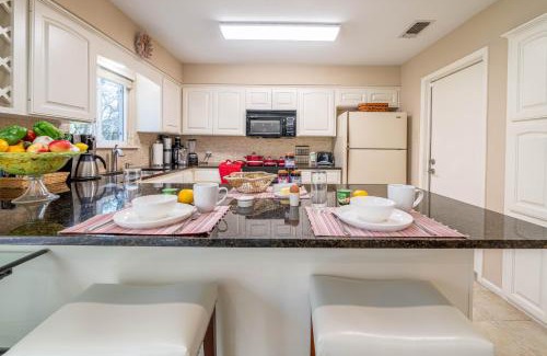 San Marcos House | 2 King Bedrooms in Texas Hill Country Relaxing Oasis