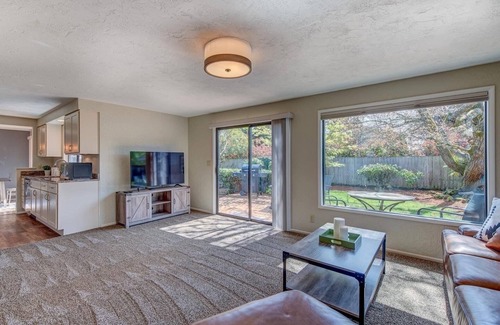 Harlow House | Ideal Retreat with 2 King Beds & Fenced Backyard Near Autzen