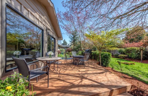 Harlow House | Ideal Retreat with 2 King Beds & Fenced Backyard Near Autzen