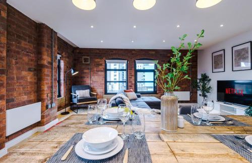 Leeds City Center Apartment | Spacious Manhattan Apartment with 2 King Beds & Family-Friendly