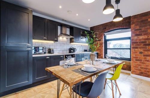Leeds City Center Apartment | Spacious Manhattan Apartment with 2 King Beds & Family-Friendly