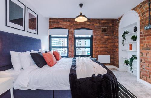 Leeds City Center Apartment | Spacious Manhattan Apartment with 2 King Beds & Family-Friendly